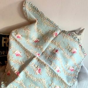 Beautiful matelassé quilt With Piping